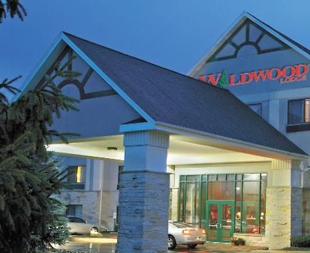 Wildwood Lodge Pewaukee Exterior photo